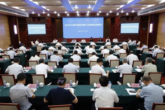 瑞幸咖啡被吐槽“三分之二都是冰块” 售卖性暗示名称咖啡,聘用“猛男”低俗表演