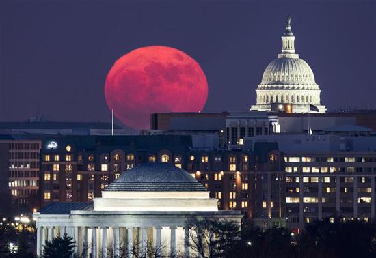 2017年12月3日，“超级月亮”出现在华盛顿国会大厦上空。新华社/欧新