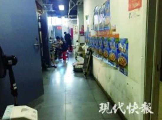 南京这栋外卖楼能喂饱一万人:厨房挨在一起 卫生堪忧