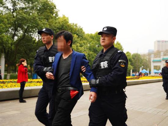 警方抓获“黄牛”    武汉市公安局供图