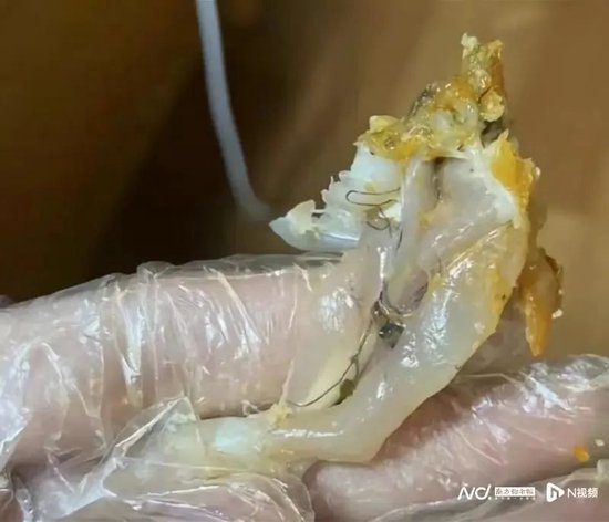 瑞幸咖啡被吐槽“三分之二都是冰块” 售卖性暗示名称咖啡,聘用“猛男”低俗表演