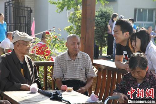 资料图:北京某养老院里的老人。