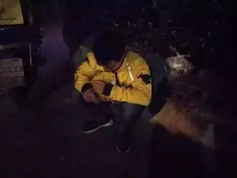 外卖从业者李云一天拼命工作16个小时,只为了给身患白血病的小儿子筹医药费。一天深夜,他原本在给顾客送餐,可儿子突然发高烧,为给孩子送药他的订单超时了10分钟,顾客退了单,损失就要自己承担,李云顿时崩溃,坐在街边痛哭 | www.news.qq.com