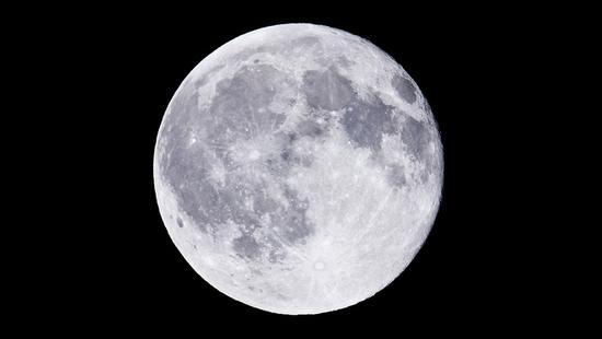 超级月亮”和平时的满月没有很大差别，因为肉眼很难分辨两者视直径大小的差别，更何况夜空中没有直观的参照物。“