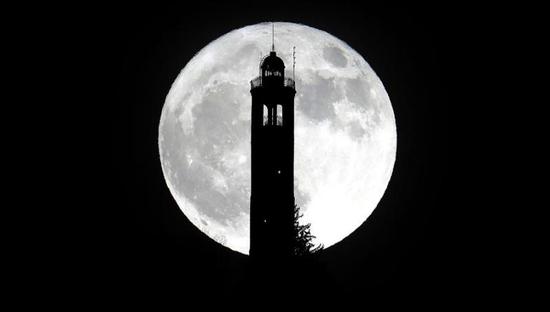2017年12月3日，“超级月亮”出现在意大利布鲁纳泰上空。新华社/欧新