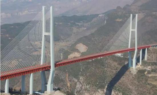 各种桥梁,基建以难以想象的速度和造价出现,