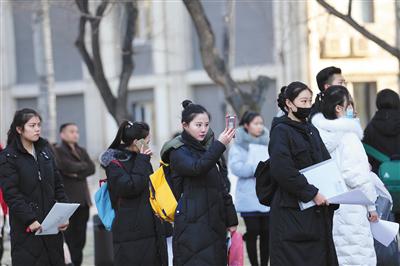 昨日,中国传媒大学,艺考生在考场前排队等待入场。王贵彬 摄