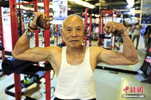 资料图：坚持健身24年的“肌肉爷爷”。 中新社记者 陈骥旻 摄