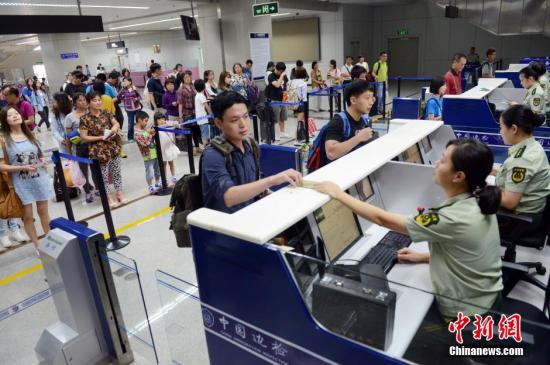 资料图:旅客及台胞从台北桃园飞抵福州长乐国际机场办理入境手续。 中新社发 刘可耕 摄