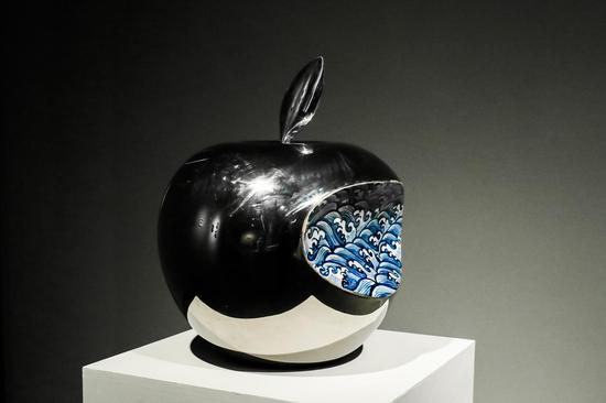 Apple - CHINA，陶瓷，38x42x48cm，2008，李立宏