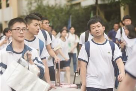 我市高中生 记者 蓝业佐 摄