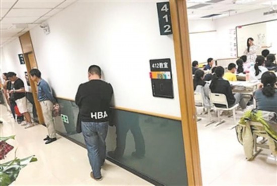 一家培训机构的教学点内,家长在等候孩子下课。记者 李响 摄