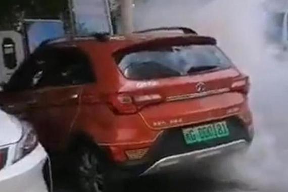 北汽新能源汽车充电时发生冒烟，公司回应专项组正调查此事