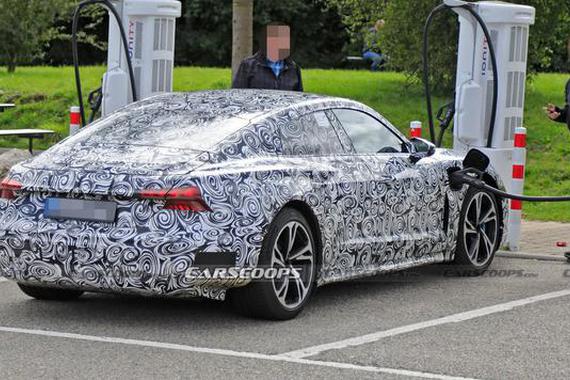 奥迪RS e-Tron GT电动性能轿车带伪装充电照被曝光