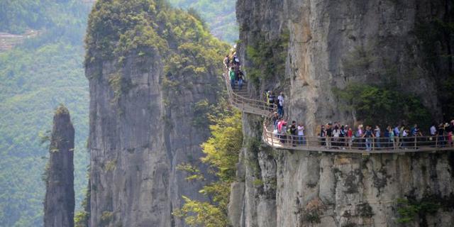 绝壁栈道上演现实版步步惊心