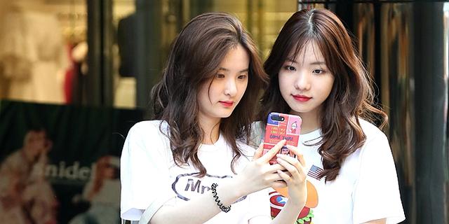 丽人同行，花开两枝不分伯仲