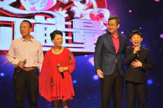 蓝向前夫妇及儿子与主持人互动