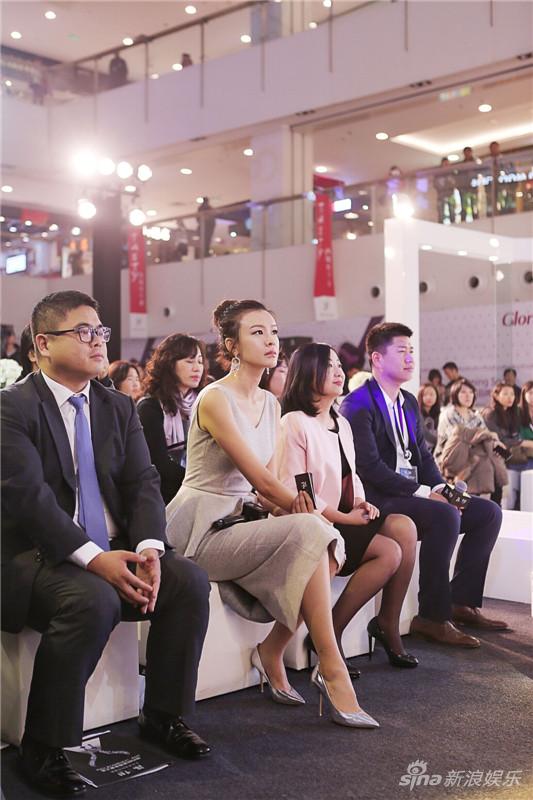 李艾婚后持话筒再捞金 羞涩甜蜜曝婚期