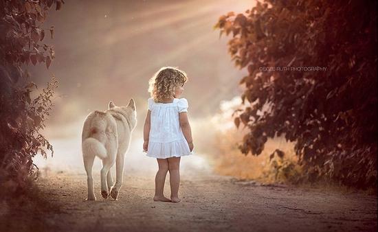 暖心摄影:孩子与宠物密不可分_海外动态