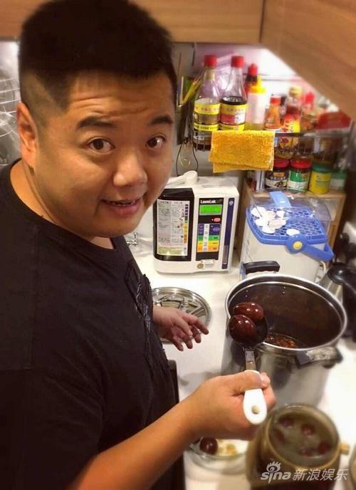 林子聪为妻子炖补品