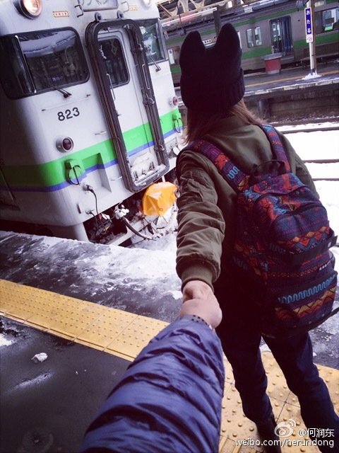 何润东晒和女友牵手照