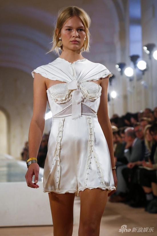 2015年度模特安娜-尤尔斯