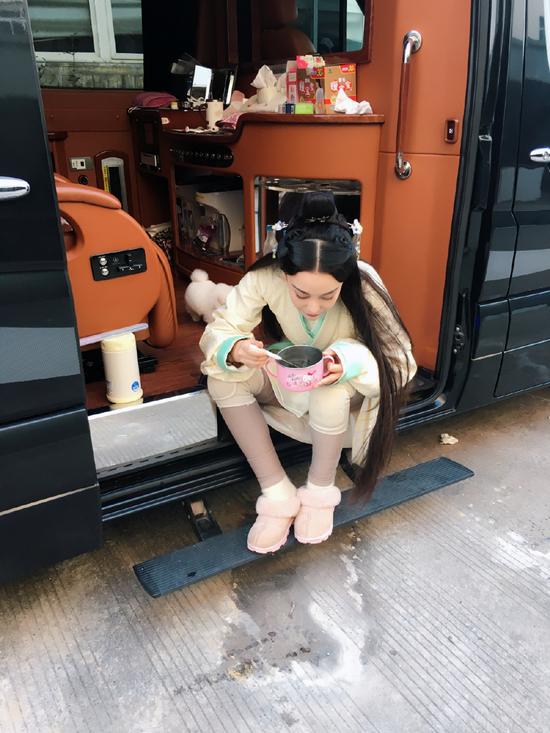 张馨予不顾形象