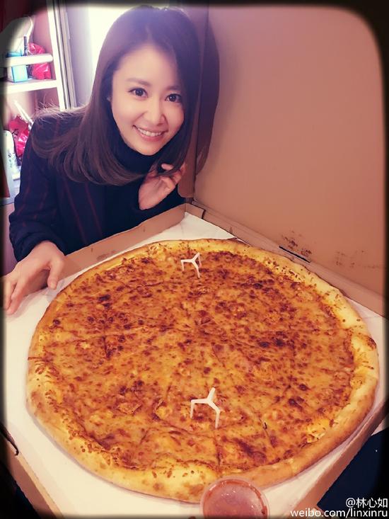 40岁林心如吃巨型披萨 肤白貌美仍似少女|林心