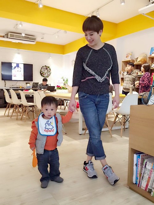 台湾艺人黄小柔与儿子