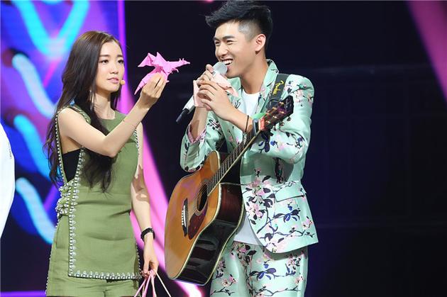 帅气鲜肉送手折兔给Grace