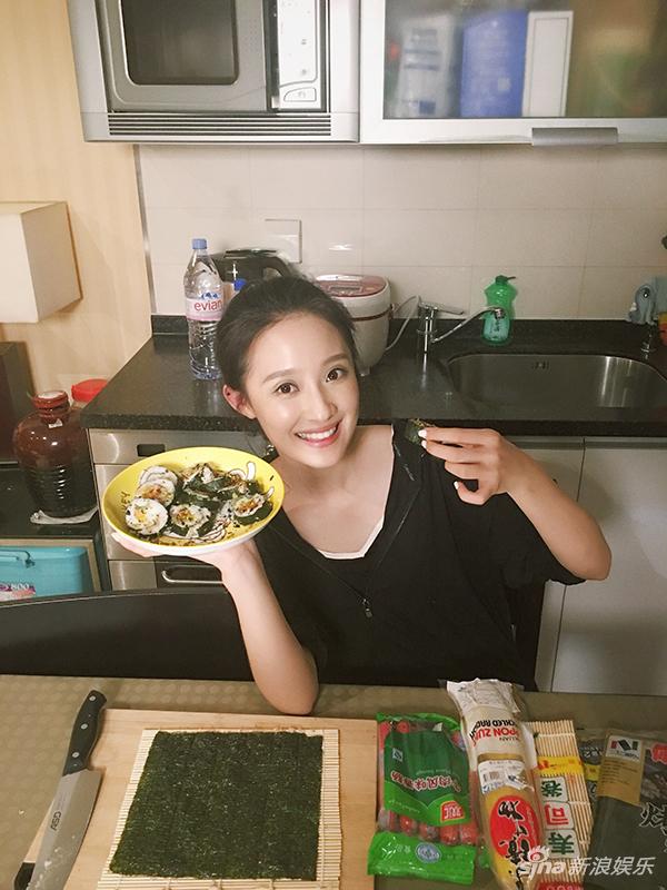 孙佳雨展示寿司成品