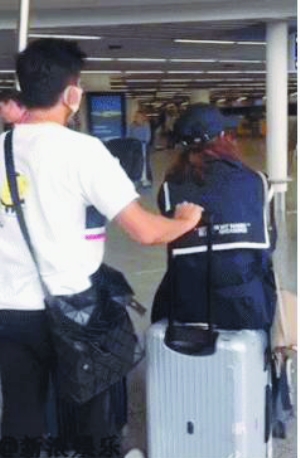 六月初去德国参加袁弘婚礼时，机场里刘诗诗坐在行李箱上，被吴奇隆推着走。