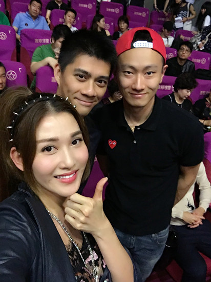 《击战》首映 李彩桦合影林丹谌龙乐不停|李彩