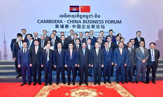 柬埔寨首相洪森与参会中国企业家嘉宾代表合影