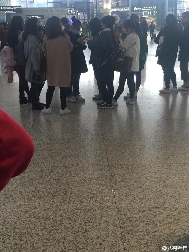 5日下午，该女子被曝在虹桥机场追彭于晏和陈学冬