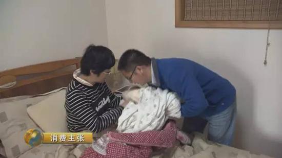 在二孩儿到来后,夫妻俩对照顾小儿子并不像想象的那样。