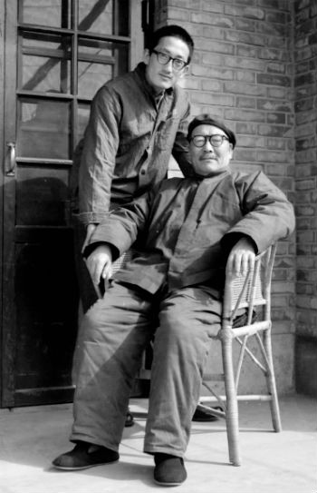 1971年,韩练成和韩兢在临潼自家院中