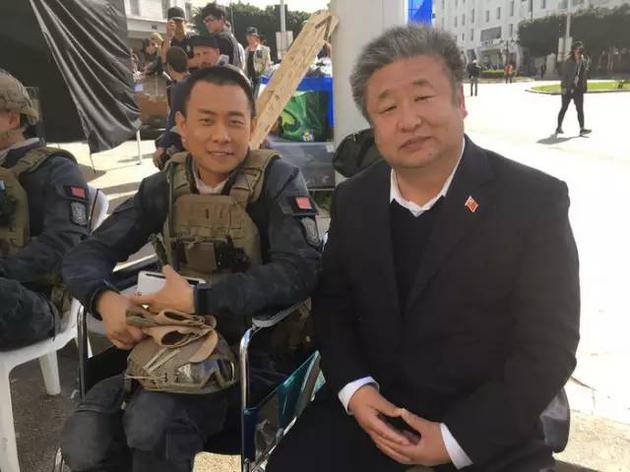 石岳文参赞看望在摩拉巴特穆罕默德五世大道实景拍摄现场的主演张译