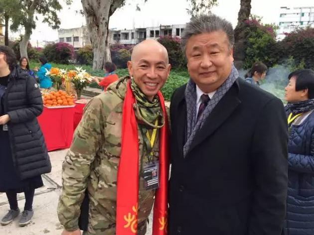 《红海行动》开机仪式上石岳文参赞与林超贤导演合影