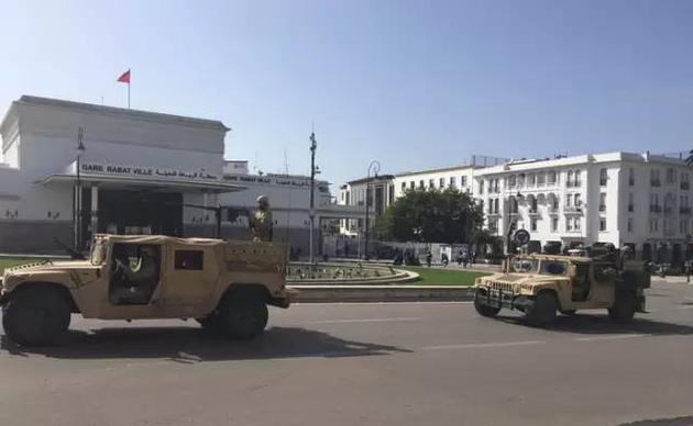 《红海行动》剧组在摩实景拍摄的装甲车