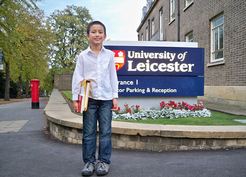 英国14岁少年亚沙-阿斯利成为莱斯特大学最年轻的讲师