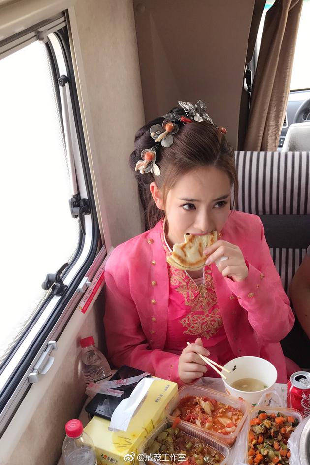 戚薇被偷拍穿古装火车上吃馍 网友:人比馍更诱人|戚薇|古装|美食_新浪娱乐_新浪网