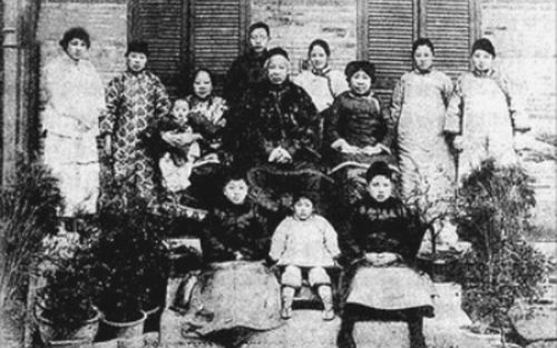 康有为全家照，1921年摄于上海愚园路游存庐