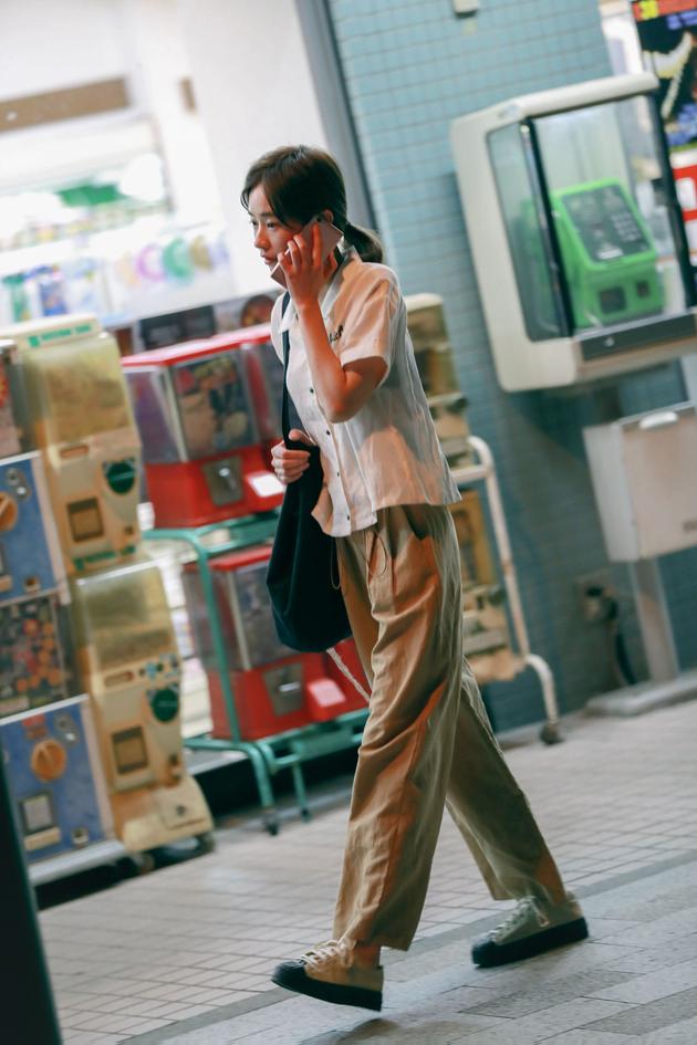 刘雅瑟漫步街头