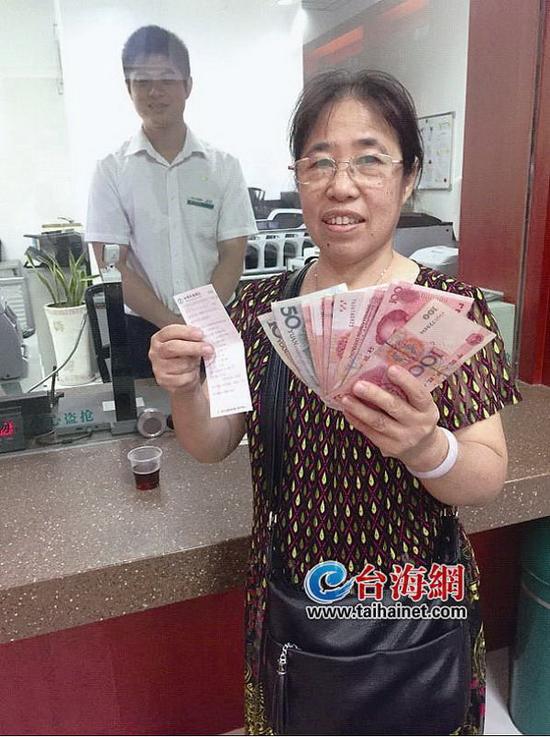 成功提取出存款的陈女士喜笑颜开