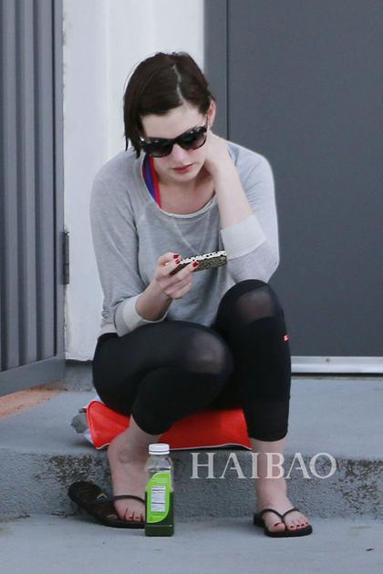 安妮·海瑟薇 （Anne Hathaway） 在西好莱坞街边悠闲玩手机