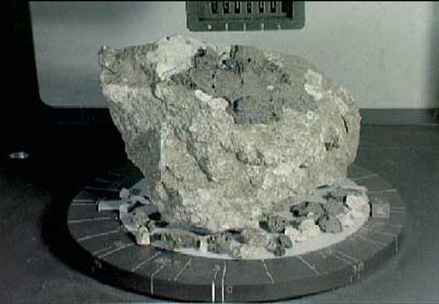 阿波罗16号宇航员从月球高地采集的44亿年前的斜长岩样本。
