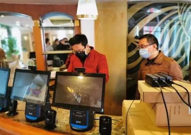 (无人超市里工作人在测试自助收银系统)