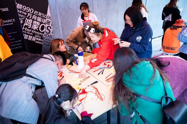 得到玩家们的亲睐，久而久之，属于职业联赛的粉丝观众文化也就形成了。