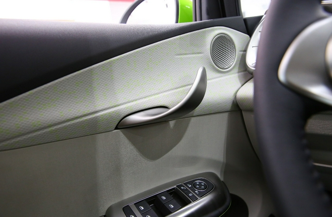 “海洋美学”& e平台 3.0首款车型 比亚迪海豚新车到店